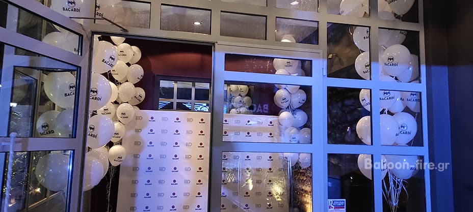 Μπαλόνια σε μπουκέτα τυπωμένα με λογότυπο "Bacardi"
