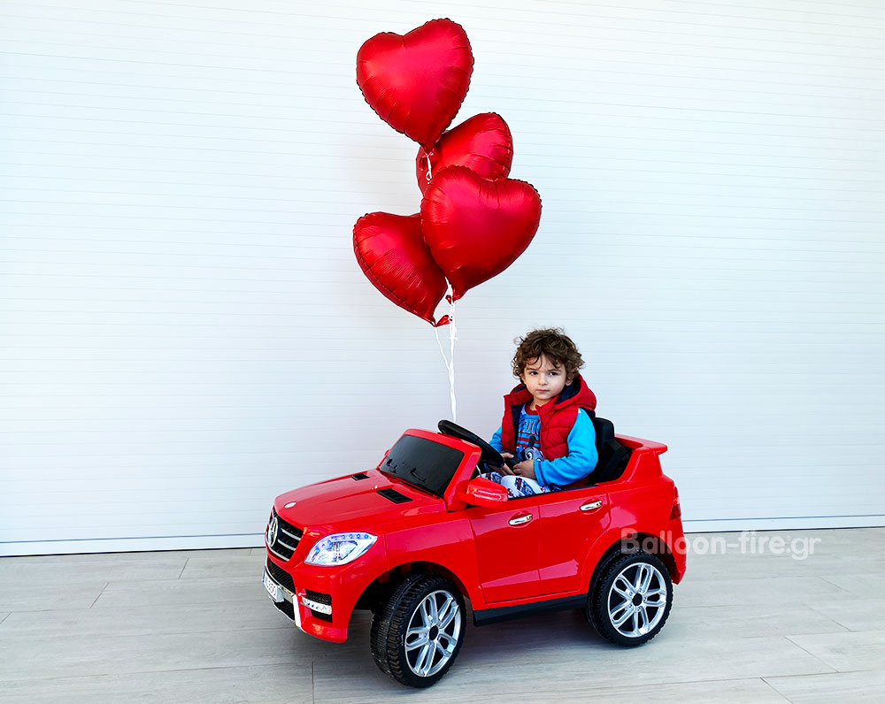 Μπαλόνια με καρδιές δεμένα στο αυτοκινητάκι