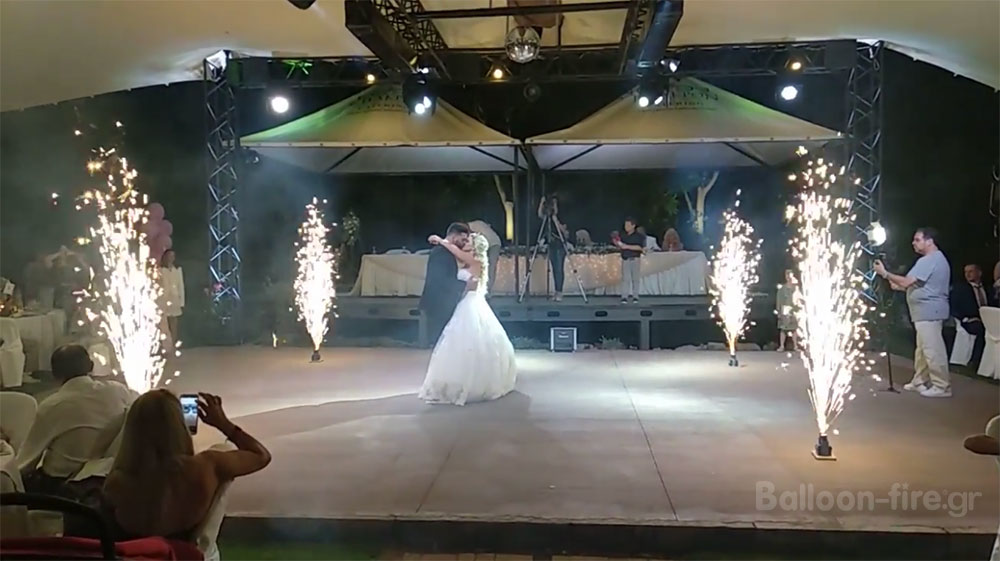 Χορός ζευγαριού σε γάμο με σιντριβάνια ψυχρής φλόγας