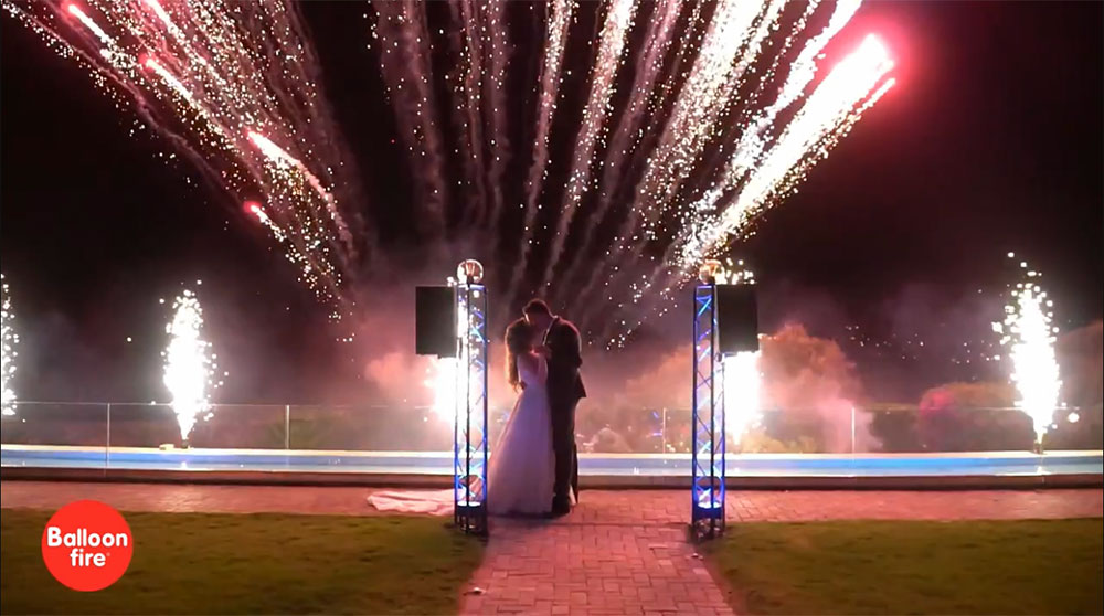 Είσοδος σε γάμο με πυροτεχνήματα 