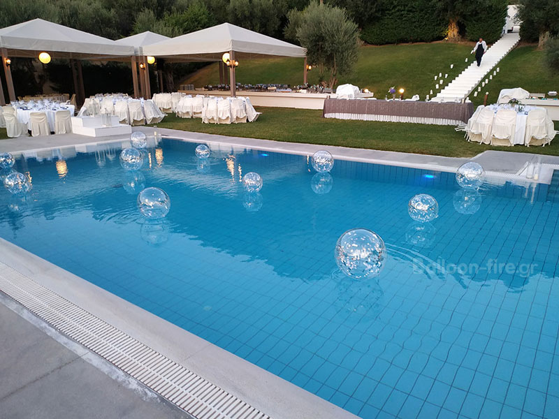 Μπαλόνια διάφανα με κομφετί σε πισίνα 