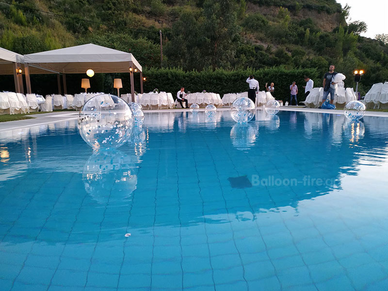 Μπαλόνια διάφανα με κομφετί σε πισίνα