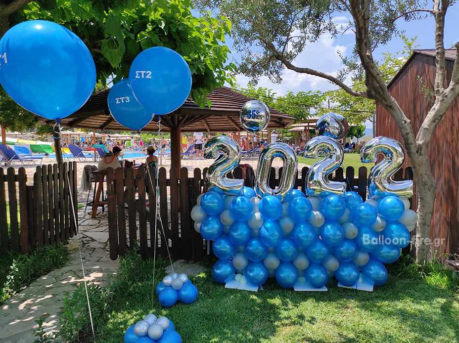 Κατασκευή με μπαλόνια για πάρτι αποφοίτησης σχολείου