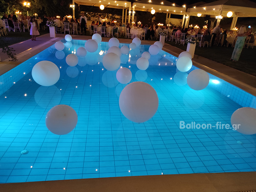 Μπαλόνια λευκά σε πισίνα