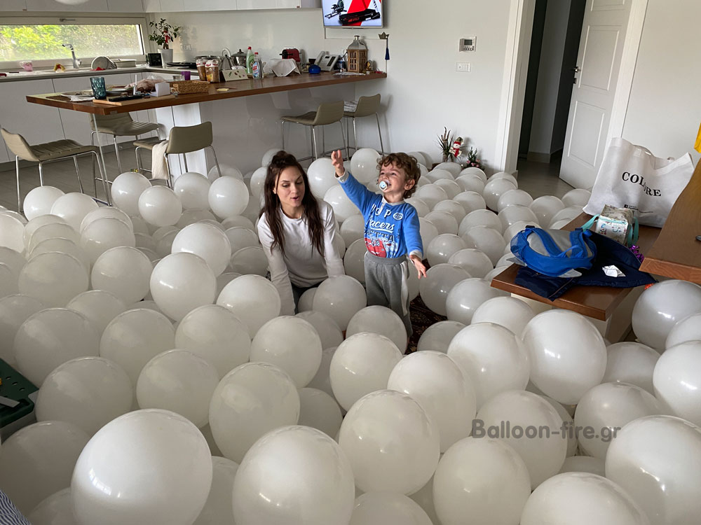 Μπαλόνια με αέρα στο χώρο κάτω στο πάτωμα
