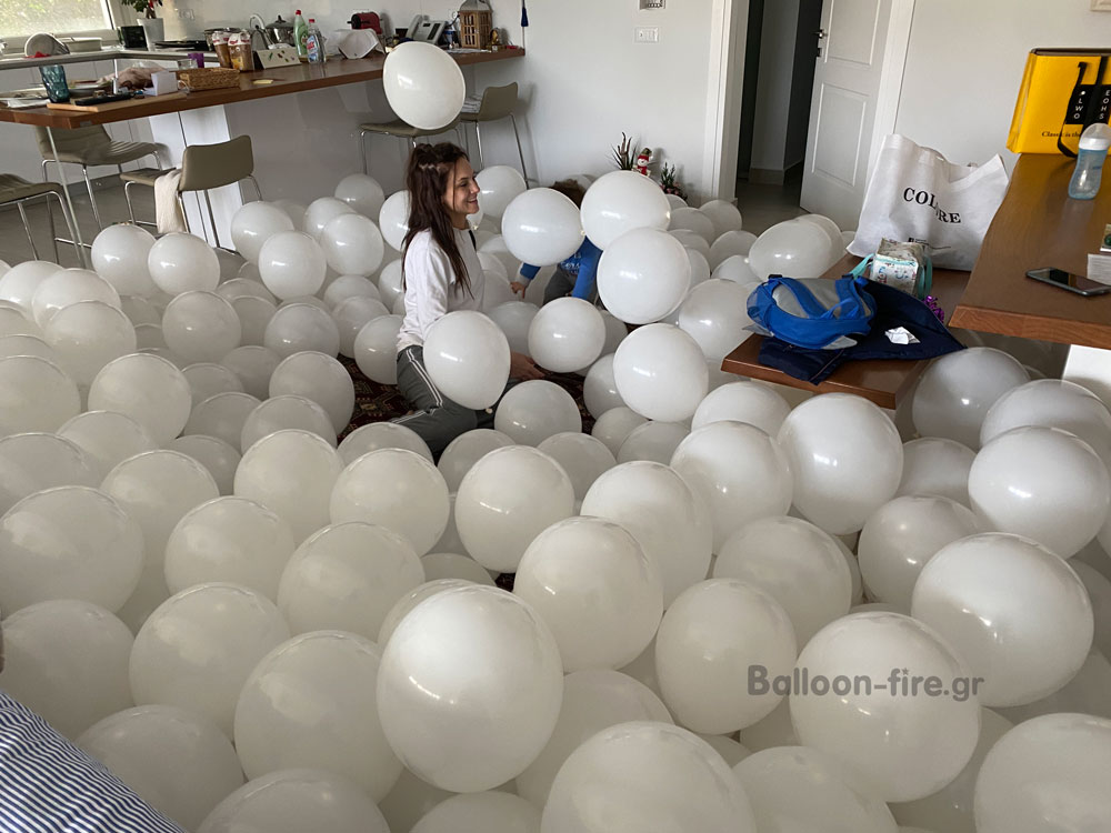 Μπαλόνια με αέρα στο χώρο κάτω στο πάτωμα