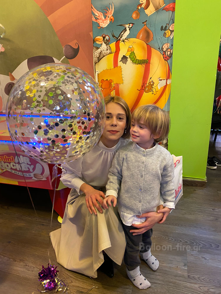 Μπαλόνια με κομφετί σε παιδικό πάρτι