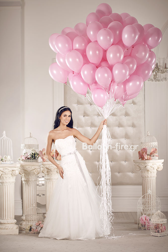 Νύφη που κρατάει μπαλόνια